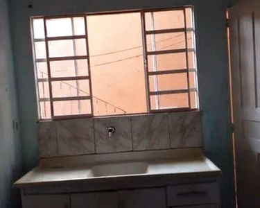 Casa para renda. 3 casas no quintal e 1 salão comercial