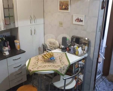 Excelente apartamento claro e arejado, farto comércio e condução, composto de sala ampla