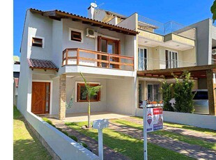 Casa com 3 quartos à venda no bairro Hípica, 140m²