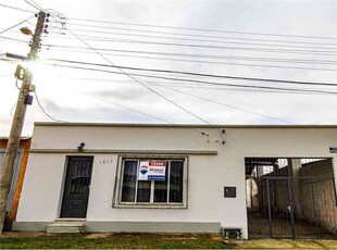 Casa com 3 quartos à venda no bairro Menino Deus, 125m²