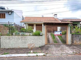 Casa com 3 quartos à venda no bairro Petrópolis, 141m²