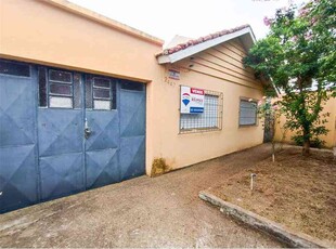 Casa com 3 quartos à venda no bairro Popular, 300m²