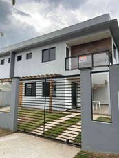 Casa com 3 quartos à venda no bairro Trevo, 180m²
