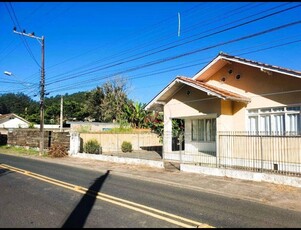 Casa no Bairro Ponta Aguda em Blumenau com 3 Dormitórios (3 suítes) e 132 m²