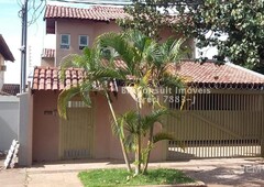 Casa Térrea com 4 Quartos à Venda por R$ 875.000