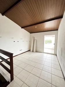 Casa de condomínio para aluguel possui 200 metros quadrados com 3 quartos