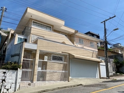 Casa com 03 andares em ótima localização no bairro estreito em florianópolis