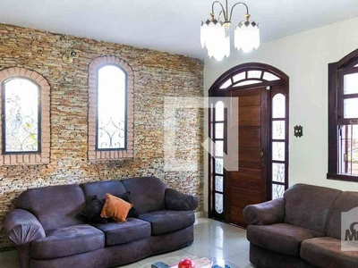 Casa com 4 quartos à venda no bairro Alípio de Melo, 380m²