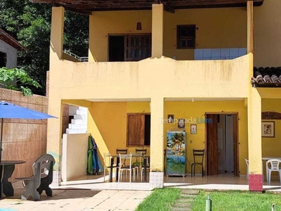 Casa no litoral norte de Ihéus com piscina na quadra da praia.