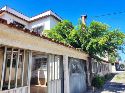 Casa com ótima localização próximo à escolas, comércio e transporte público.