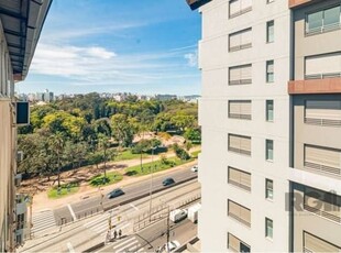 Descubra o charme desta cobertura ensolarada e silenciosa, localizada em frente ao parque da redenção, em uma das regiões mais desejadas de porto alegre. com 2 dormitórios, sendo um com closet, e 1 va