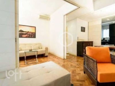 Apartamento à venda em Copacabana com 70 m², 2 quartos, 1 suíte