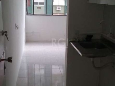 Apartamento kitnet à venda, recém reformado com espera para ar condicionado, com janelas grandes que recebem sol da manhã, andar alto com elevador, portaria e segurança 24h,permitido animais fica de f