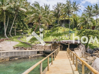 Casa com deck privado e vista do mar em Ilhabela