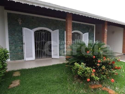 Casa para locação definitivo em Peruíbe, com 3 quartos e edícula