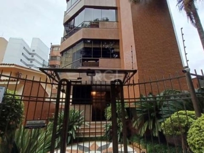 Excelente cobertura duplex em andar inteiro
com 280,93 m² privativos de muito charme e conforto.
no primeiro piso tem um living bem amplo para 02 ambientes,
estar e jantar&