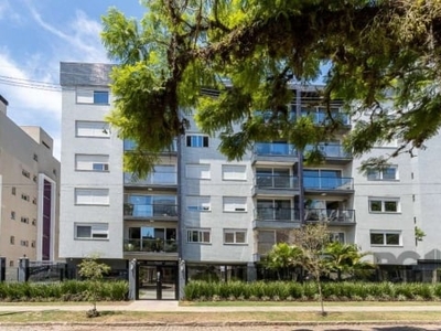 Linda cobertura duplex localizada no coração do bairro tristeza, zona sul de porto alegre. imóvel semi-mobiliado, 03 dormitórios sendo 02 suítes com closet e piso aquecido no banheiro da suíte master