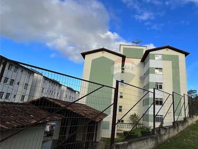 Lindo apartamento de 2 quartos com sala e cozinha com armários, banheiro social e uma vaga