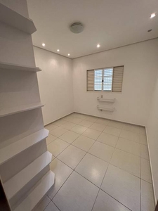Casa com 3 Quartos e 3 banheiros à Venda, 200 m² por R$ 490.000