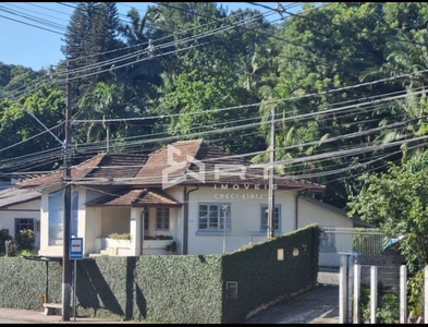 Casa no Bairro Velha em Blumenau com 3 Dormitórios (3 suítes) e 108 m²