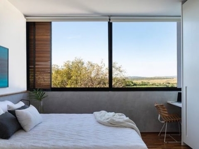 Casa Moderna com projeto minimalista e quintal com jabuticabeira
