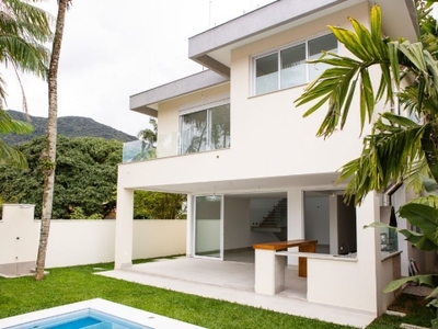 Casa recém construída em condomínio fechado - praia da lagoinha!