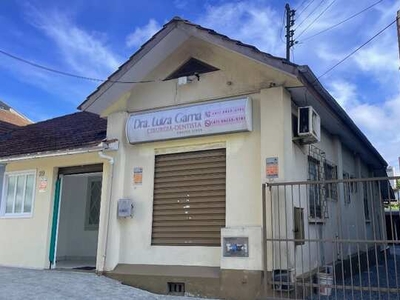 Casa central para locação com terreno amplo e 6 vagas de estacionamento, pronta para a áre