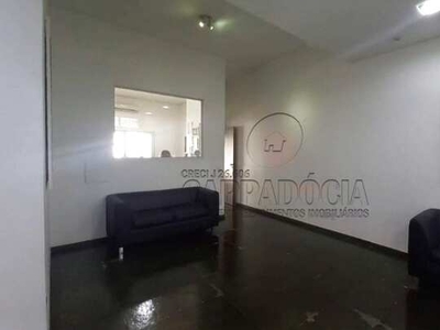 Casa comercial com 7 salas, recepção, 3 banheiros, refeitório e 4 vagas de garagem. Locali