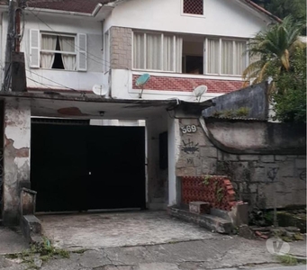 Casa duplex, frente, Salão em dois ambientes, três qtos.