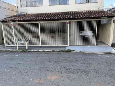 Casa com 4 quartos para alugar no bairro Centro, 160m²