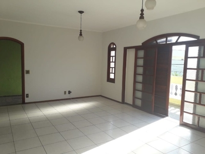 Sobrado em Jardim Adélia, Jundiaí/SP de 300m² 4 quartos à venda por R$ 899.000,00 ou para locação R$ 3.600,00/mes