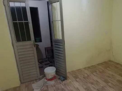 Alugo casa 1° andar 600$ água e luz incluso