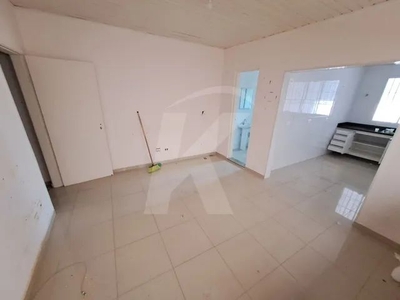 Casa com 1 quarto, sala, cozinha, banheiro e área de serviço