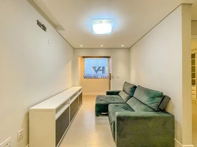 Apartamento semimobiliado, 2 dormitórios, 1 suíte, com sacada integrada, e churrasqueira,