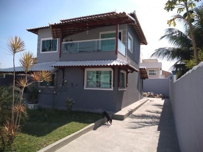 Casa duplex e independente com 2 suítes em terreno único 1a. quadra Rio das Ostras