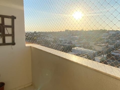 Apartamento com vista do por do sol contendo 3 dormitórios sendo 1 suíte.