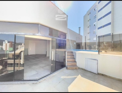 Casa no Bairro Itoupava Central em Blumenau com 4 Dormitórios (1 suíte) e 250 m²