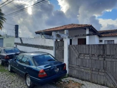 Casa com ¾ sendo uma suite em conomínio com portaria 24 horas