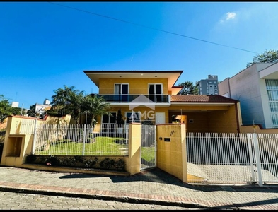 Casa no Bairro Velha em Blumenau com 3 Dormitórios (1 suíte) e 294.05 m²