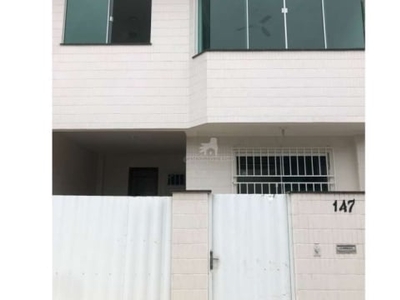 Sobrado para locação anual no bairro municípios em balneário camboriú, 3 quartos sendo 1 suíte, 1 vaga, sem mobília,