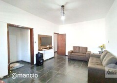 Casa com 3 quartos à venda no bairro Mantiqueira, 236m²