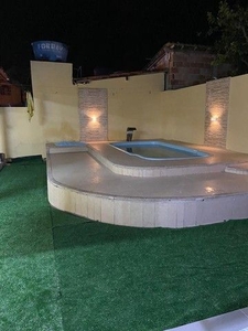 Alugo uma casa espaçosa e com piscina na alta temporada em Prado Bahia .