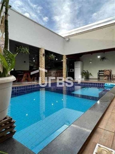 Casa com 5 quartos à venda no bairro Jardim Gramado, 300m²