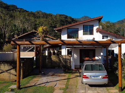 Linda casa em condomínio fechado Park Hills