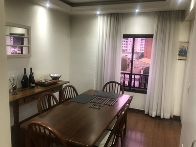 Apartamento em rua tranquila, um Apt por andar e três vagas