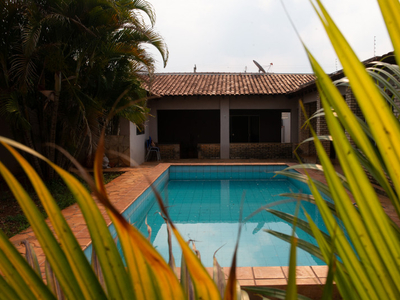 Casa com terreno, piscina, churrasqueira e terreno amplo