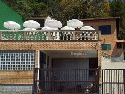 Casa com vista panorâmica e piscinas.