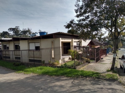 Casa de esquina na região central de Caxias.