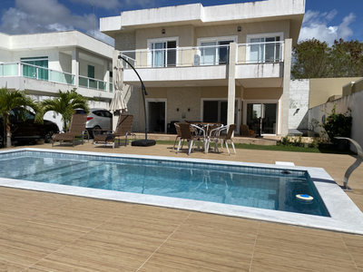 Casa nova em condomínio alto padrão na praia de guarajuba