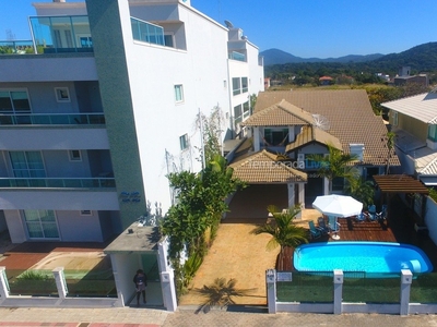 Em Mariscal casa de alto padrão com 4 dormitórios e piscina Ref.13